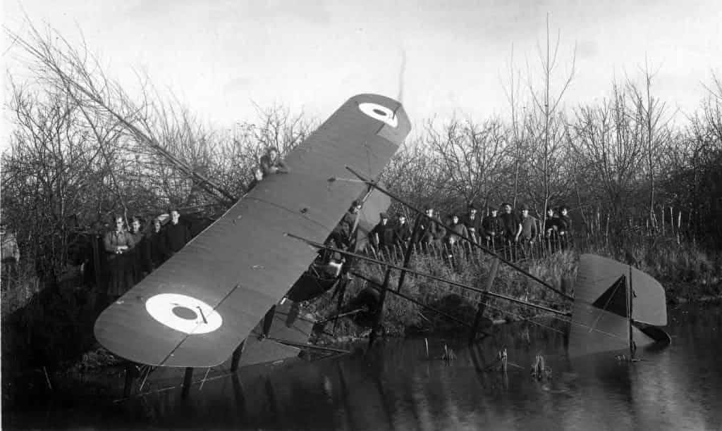 Авария самолета RAF F.E.2b №В444 выпуска фирмы Ransomme, Sims & Jefferies and F Tibbenham Ltd из Ипсвича, которая произошла 28 ноября 1917 г. у городка Пэддок Вуд в графстве Кент в Англии. Машина использовалась в учебной эскадрилье для подготовки к ночным полетам 